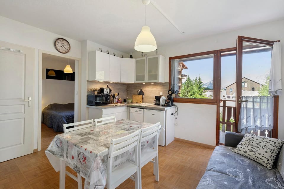 Property building, Kitchen or kitchenette, Living room