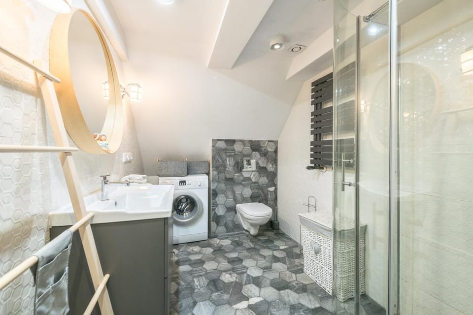 Shower, Bathroom, towels, washing machine