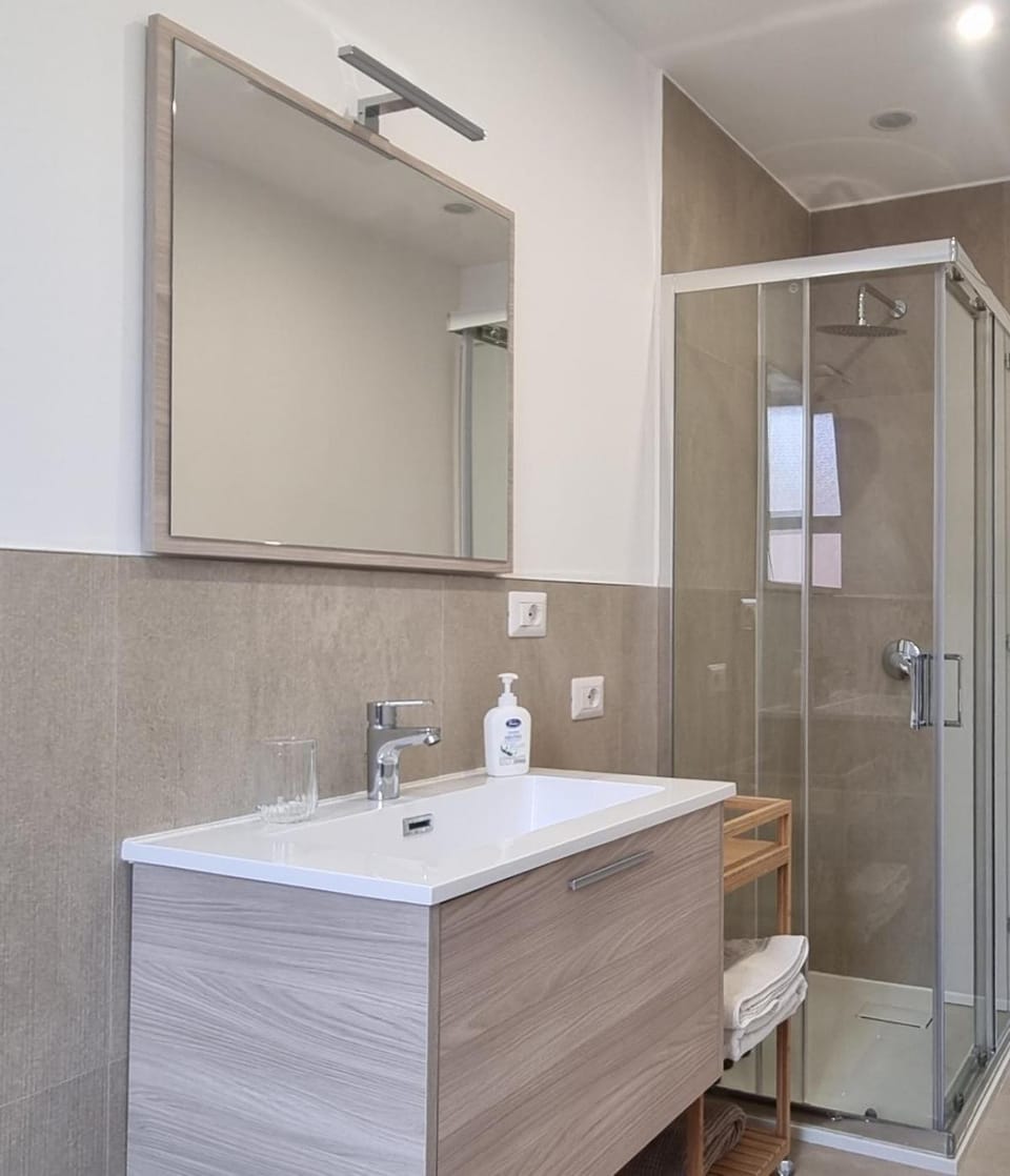 Shower, Bathroom, towels