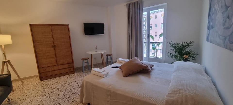 Bed, TV and multimedia, Balcony/Terrace, Photo of the whole room, Bedroom, towels, wardrobe