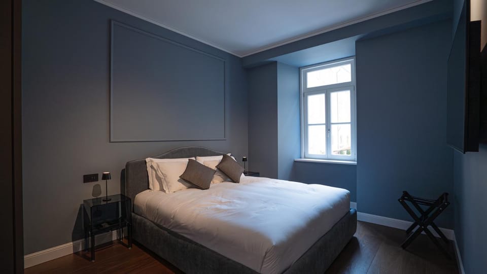Bed, TV and multimedia, Photo of the whole room, Bedroom