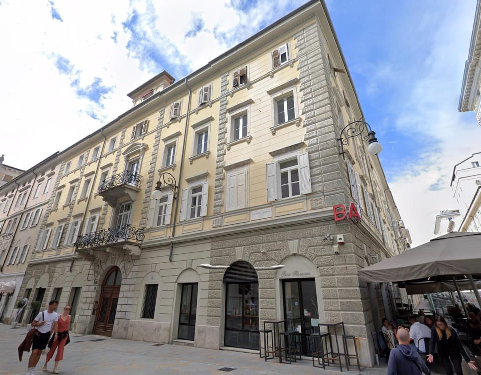 Property building, Facade/entrance, Location