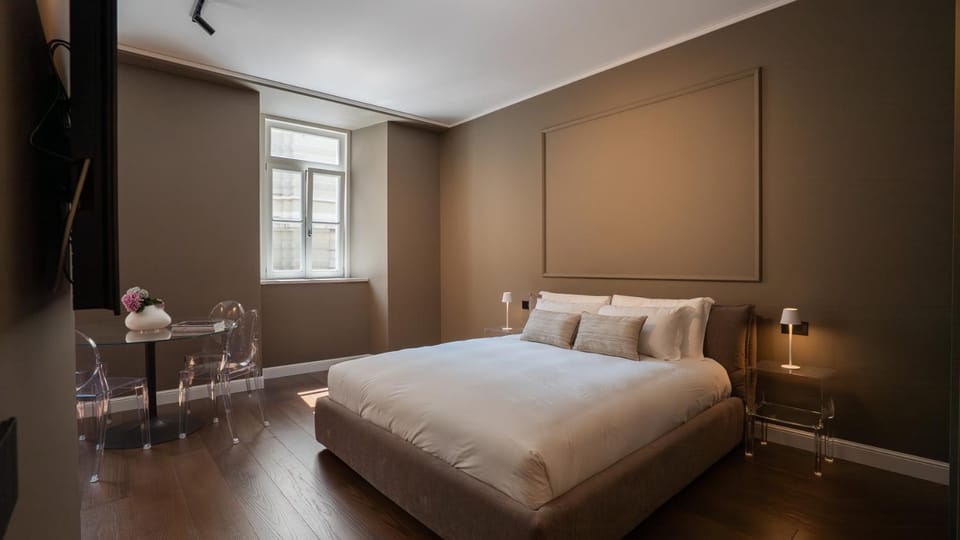 Bed, Photo of the whole room, Seating area, Bedroom
