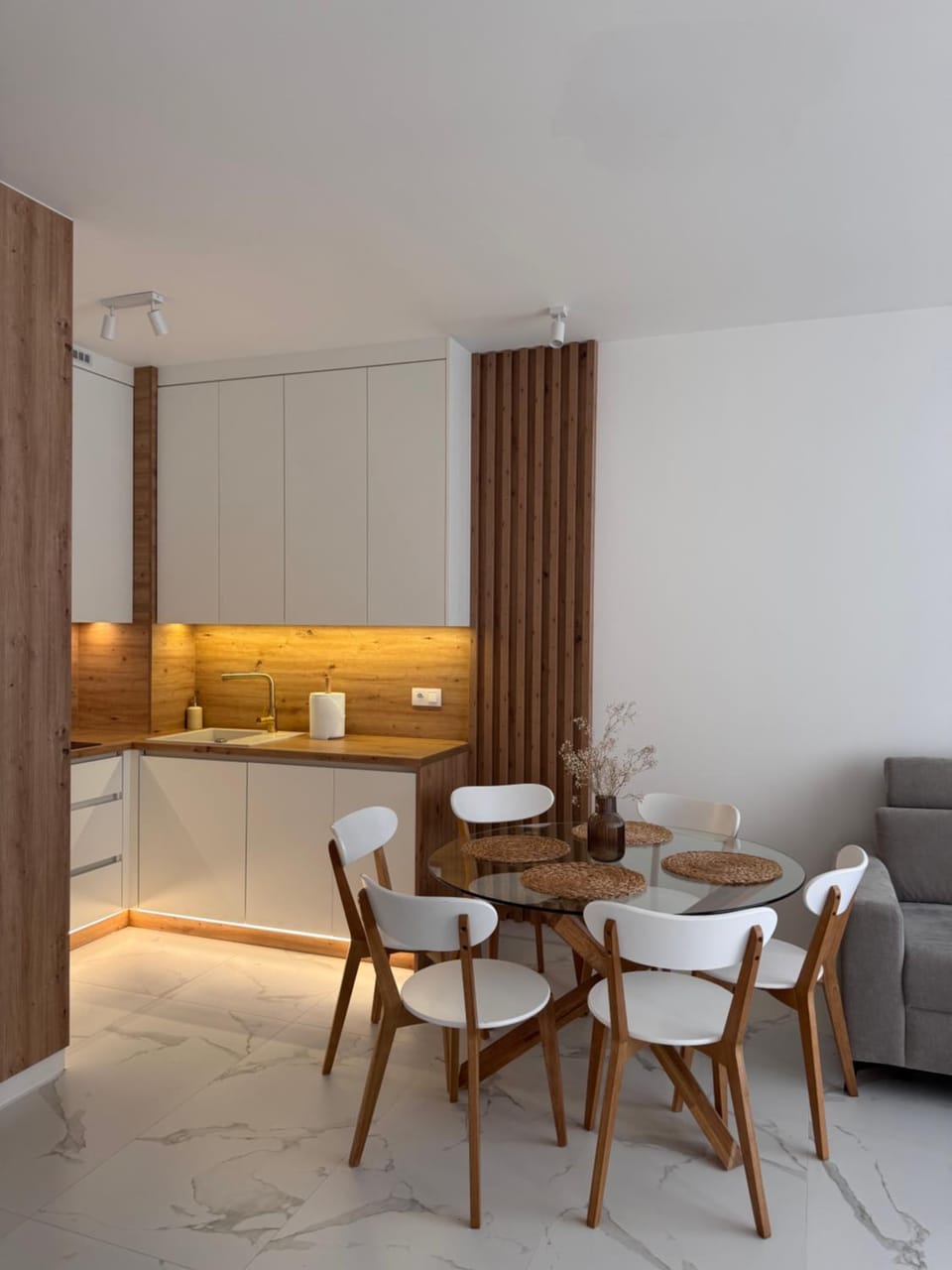Kitchen or kitchenette, Living room, Seating area, Dining area