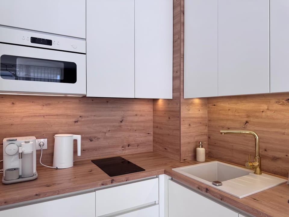 Coffee/tea facilities, Kitchen or kitchenette, dishwasher, stove, toaster