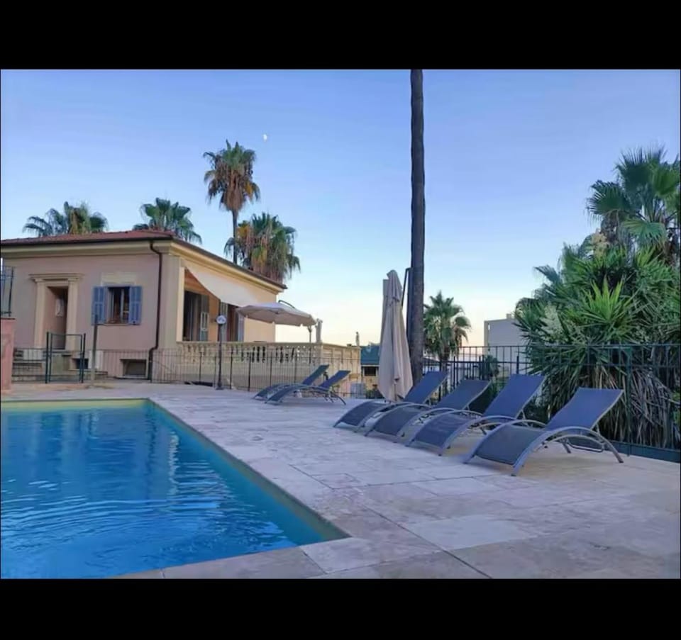 studio dans villa classée avec piscine Apartment in Menton