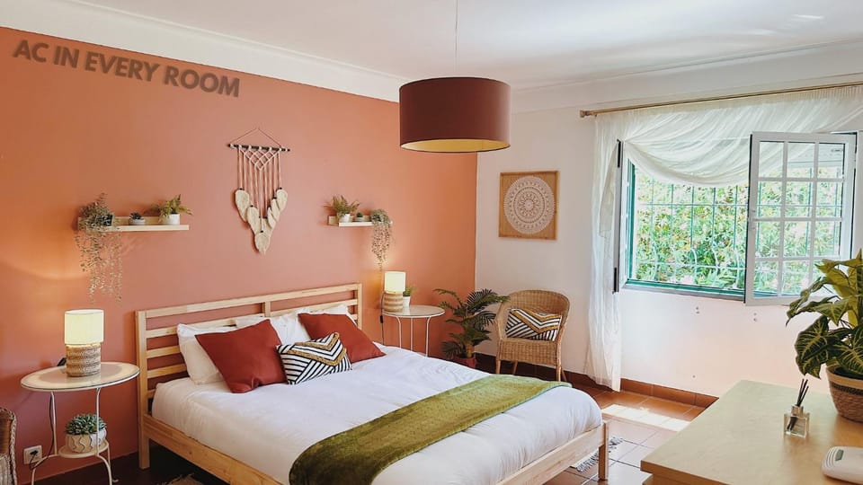 Digital Nomad Retreat, 6 Min to Beach & AC House in Costa da Caparica