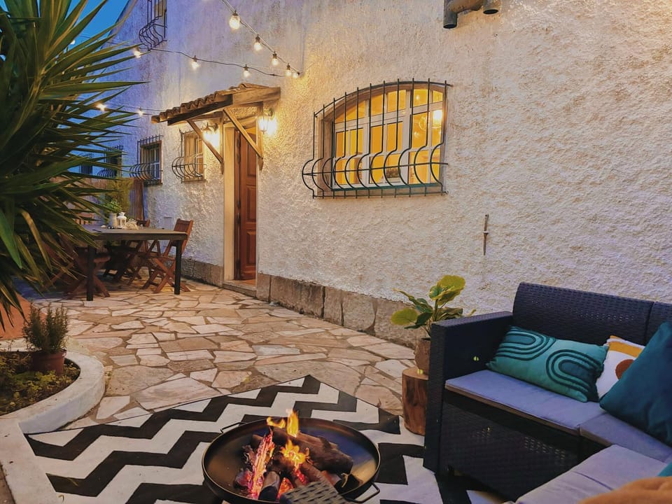 Digital Nomad Retreat, 6 Min to Beach & AC House in Costa da Caparica