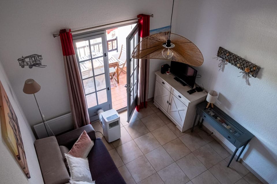 Kitchen or kitchenette, Living room, Seating area, Dining area, pet friendly