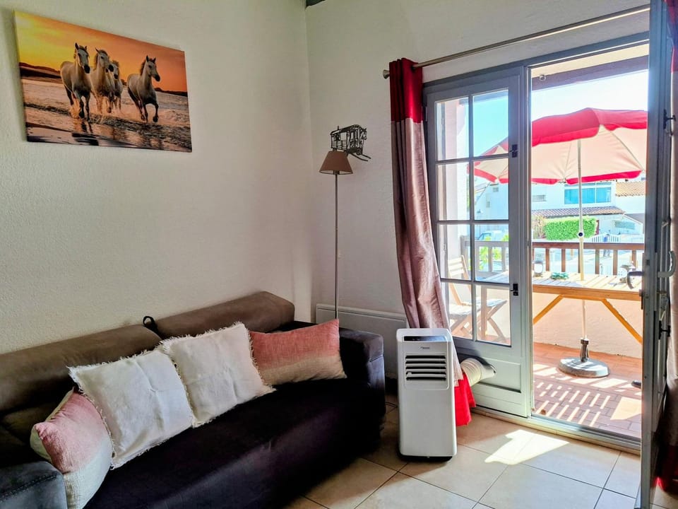 Patio, View (from property/room), Balcony/Terrace, Living room, Seating area, Dining area, air conditioner