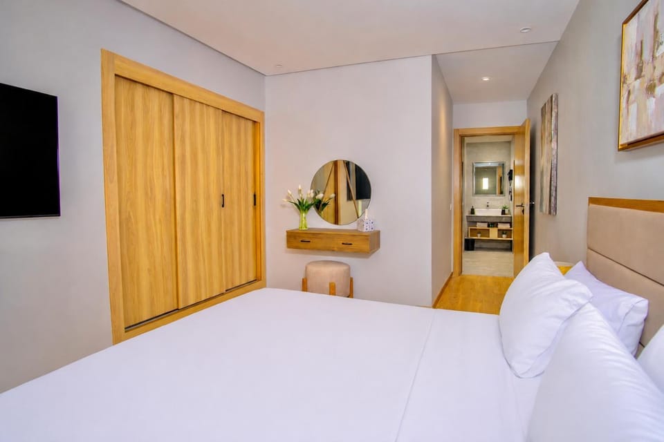 Shower, Bed, TV and multimedia, Photo of the whole room, Bedroom, hair dryier