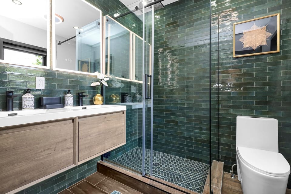Shower, Toilet, Bath, towels