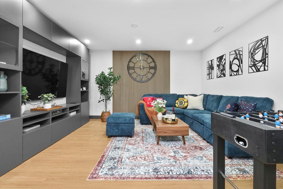 TV and multimedia, Living room, Seating area, Evening entertainment