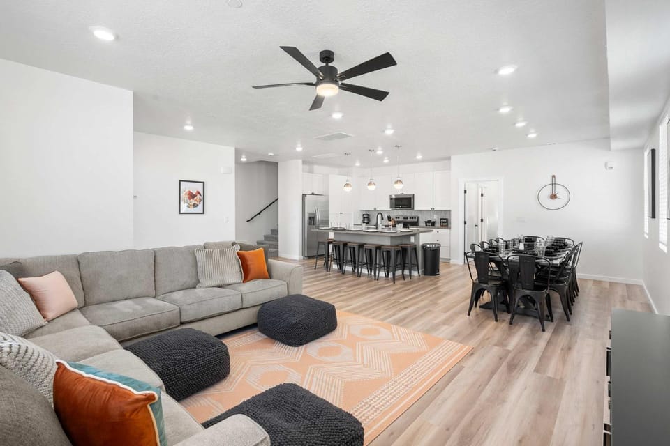 Vintage Desert 5 BDR Heated Pool Lazy River & Slide House in Washington