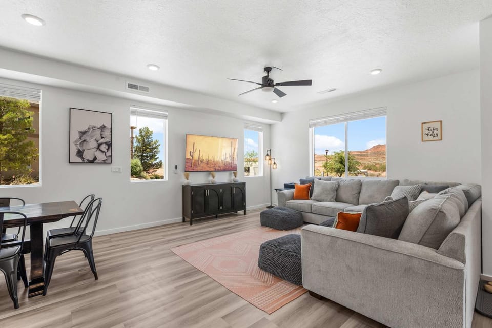 Vintage Desert 5 BDR Heated Pool Lazy River & Slide House in Washington