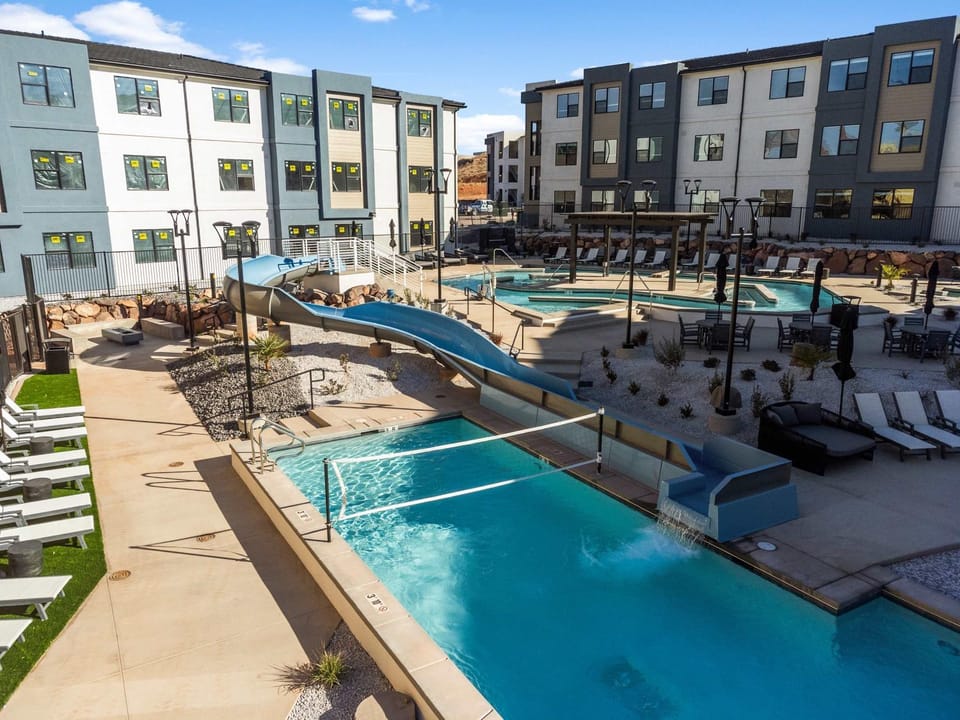 Vintage Desert 5 BDR Heated Pool Lazy River & Slide House in Washington