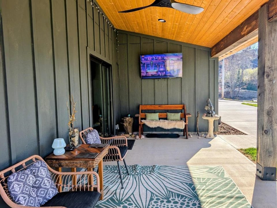 Patio, Communal lounge/ TV room, Day, TV and multimedia, Balcony/Terrace, Seating area, Dining area