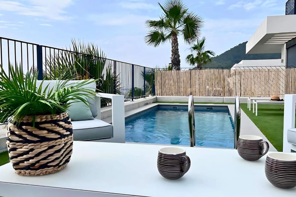 Property building, Day, Garden, Pool view, Swimming pool