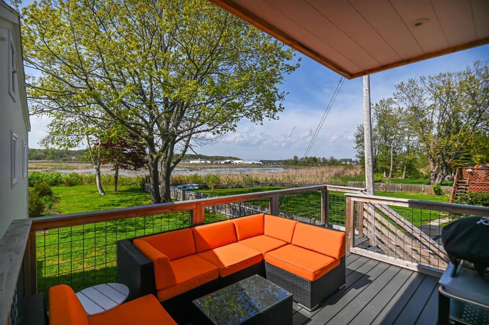 Latitude Adjustment Walk to Beach & Dining House in Pine Point