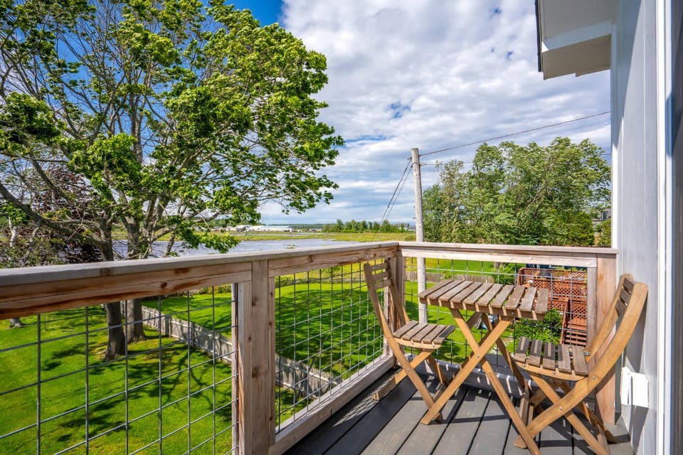 Latitude Adjustment Walk to Beach & Dining House in Pine Point