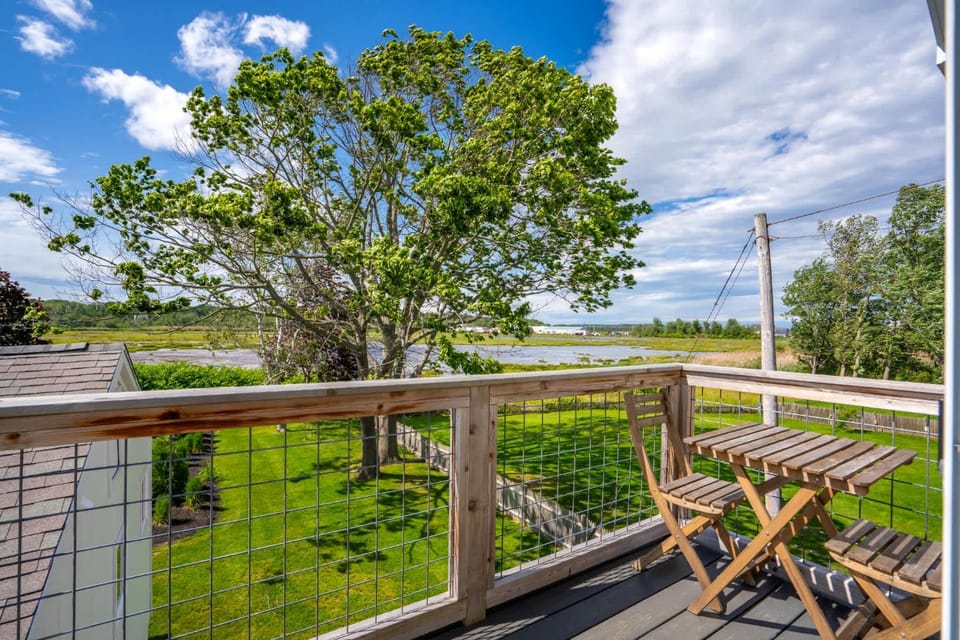 Latitude Adjustment Walk to Beach & Dining House in Pine Point