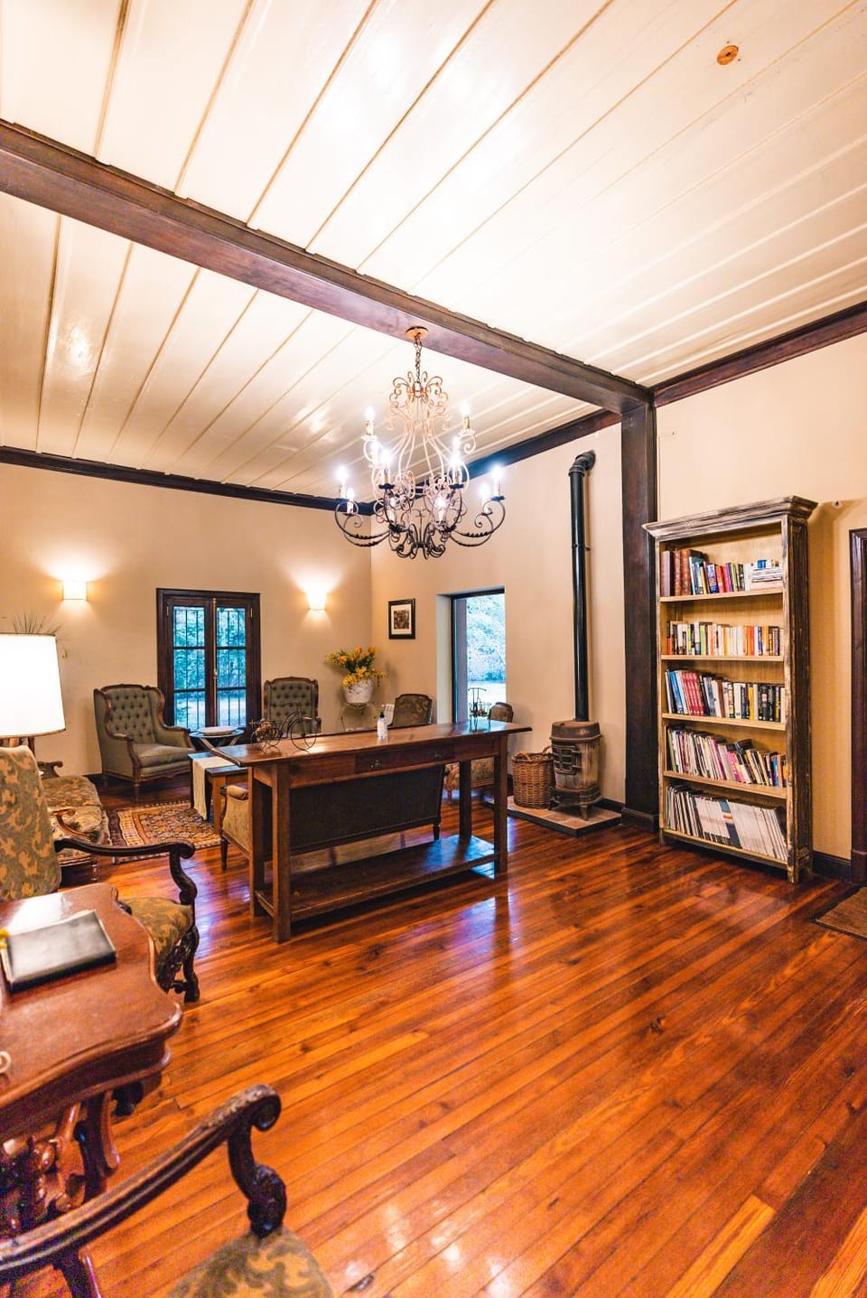 Library, Living room, Seating area