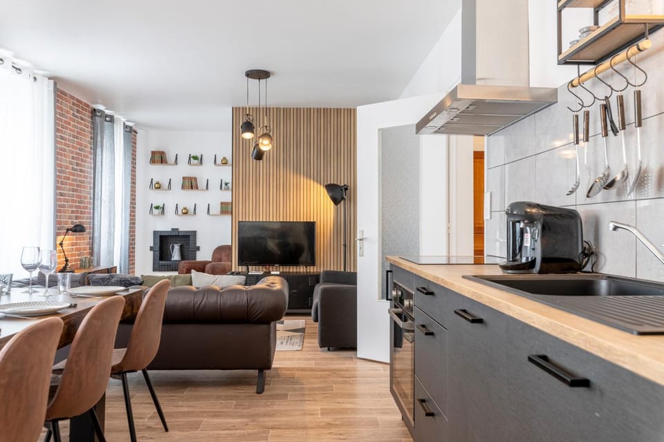 Coffee/tea facilities, Kitchen or kitchenette, Living room, Seating area, Dining area, dishwasher, stove, toaster