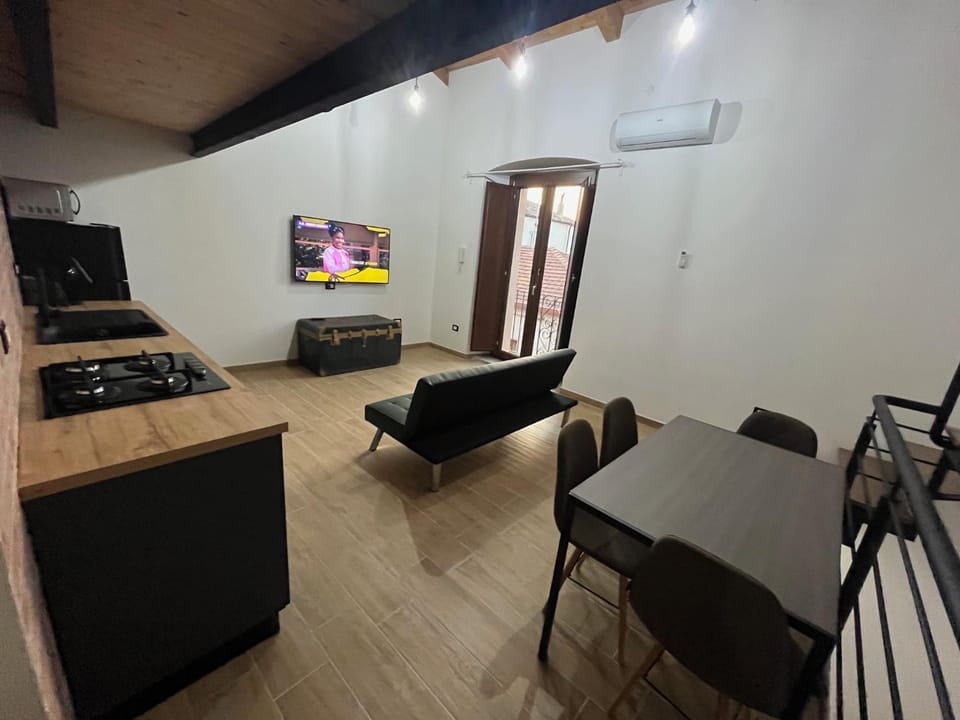 Kitchen or kitchenette, Seating area