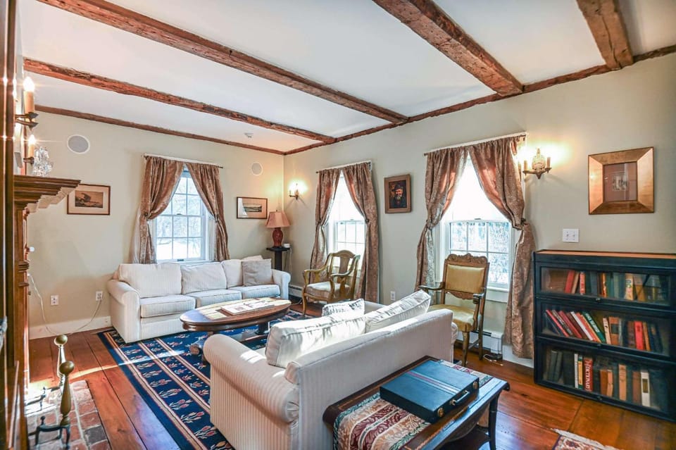 4 BDR with Private Hot tub Backyard and Deck House in Wells