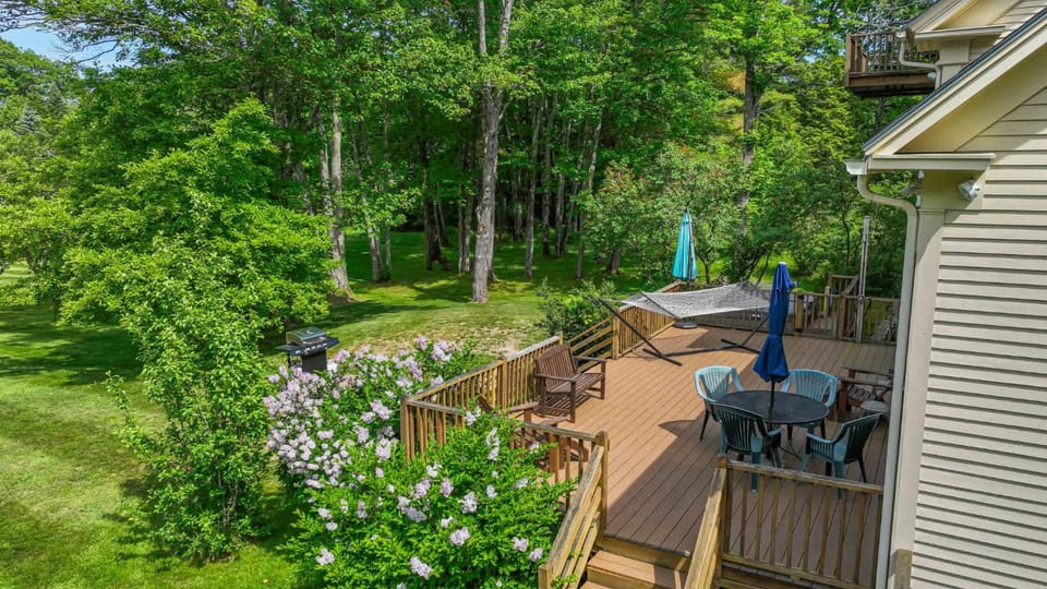 4 BDR with Private Hot tub Backyard and Deck House in Wells