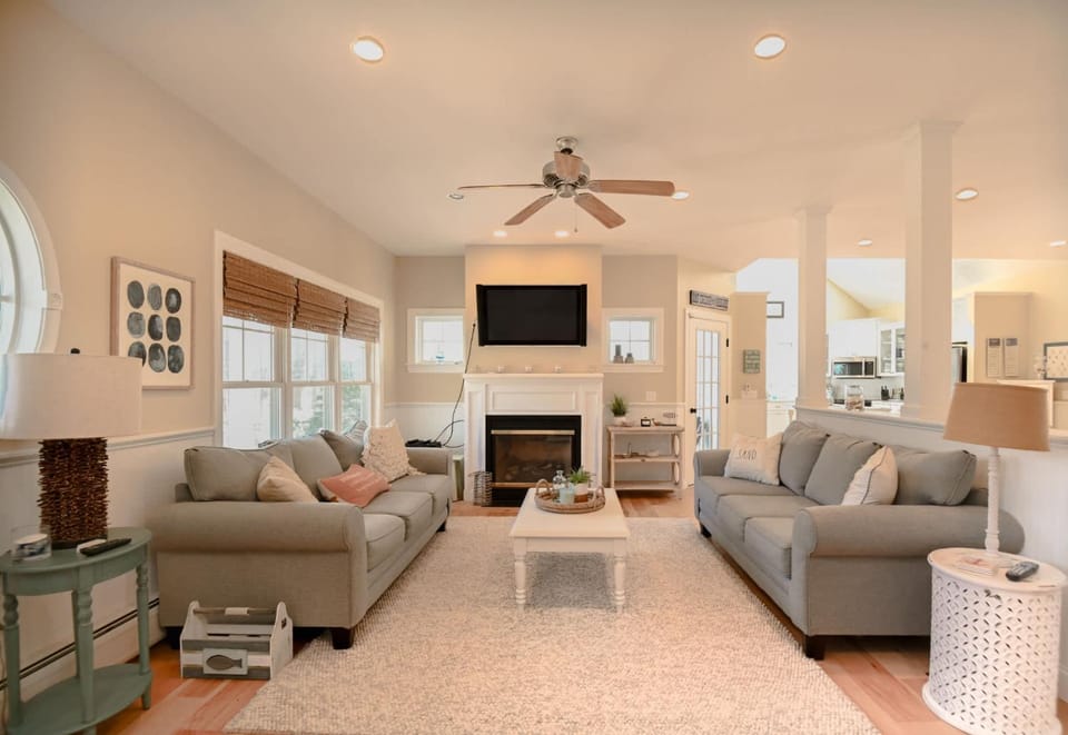 Stunning 5 BDR Walk to York Harbor Beach House in York Harbor