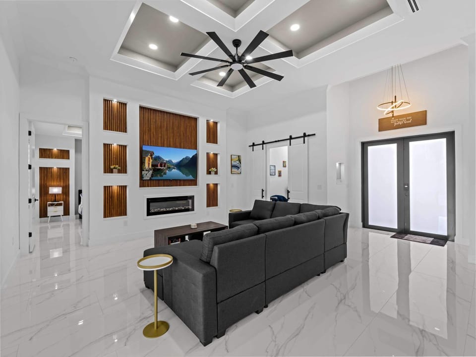 Brand-New - Contemporary Gem-Pool Game Room BBQ Apartment in Cape Coral