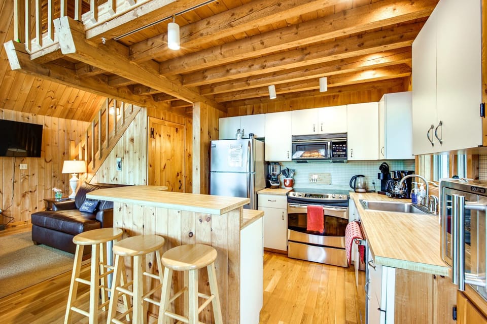 8 Mi to Okemo Mountain Resort: Mtn-View Retreat! House in Andover