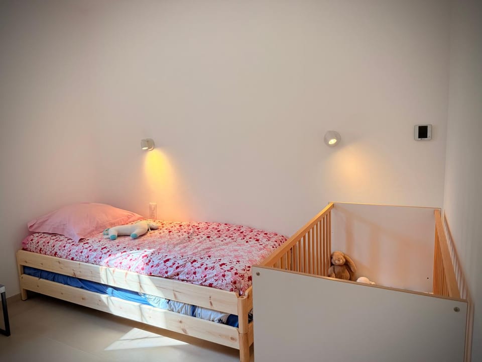 Bedroom, cot