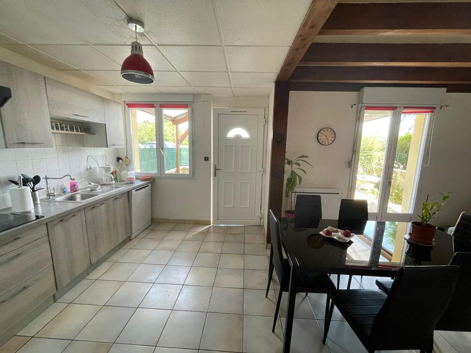 Kitchen or kitchenette, Dining area, dishwasher, oven, pet friendly, stove, toaster