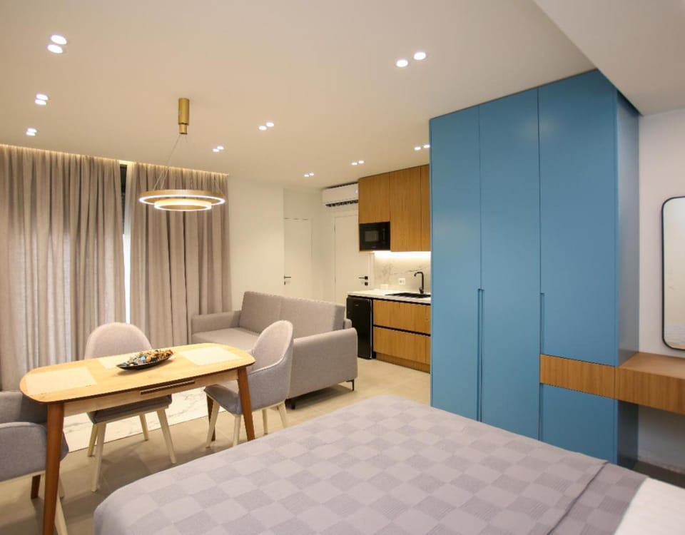 Bed, TV and multimedia, Kitchen or kitchenette, Living room, Photo of the whole room, Seating area, Dining area, Bedroom, minibar, oven