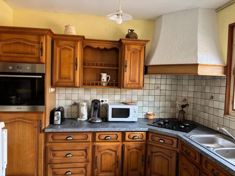 Coffee/tea facilities, Kitchen or kitchenette, dishwasher, oven, stove, toaster