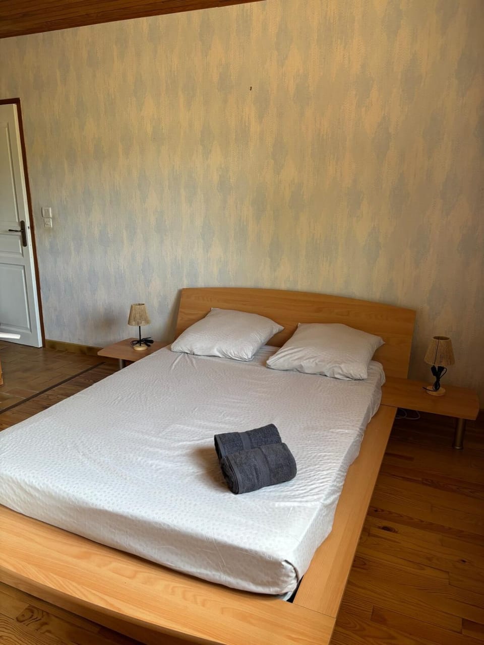 Bed, Bedroom, towels