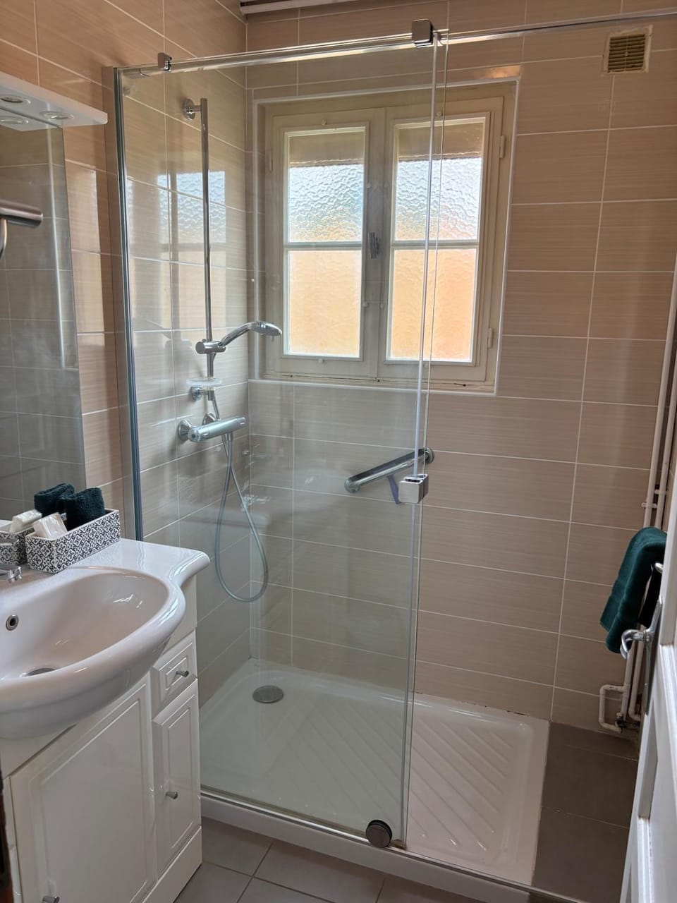 Shower, Bathroom, towels