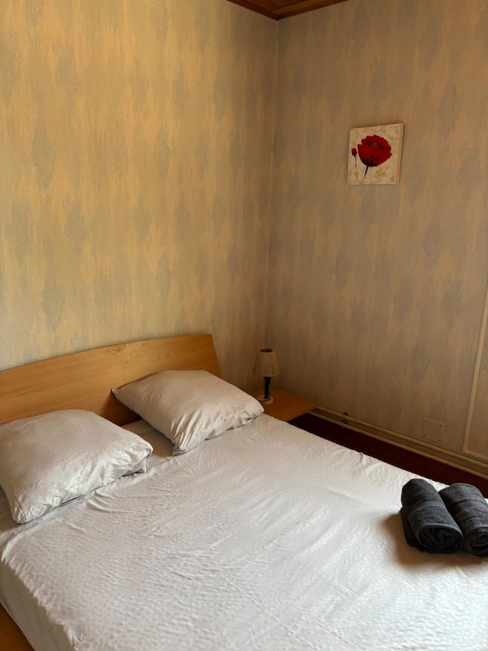 Bed, Bedroom, towels