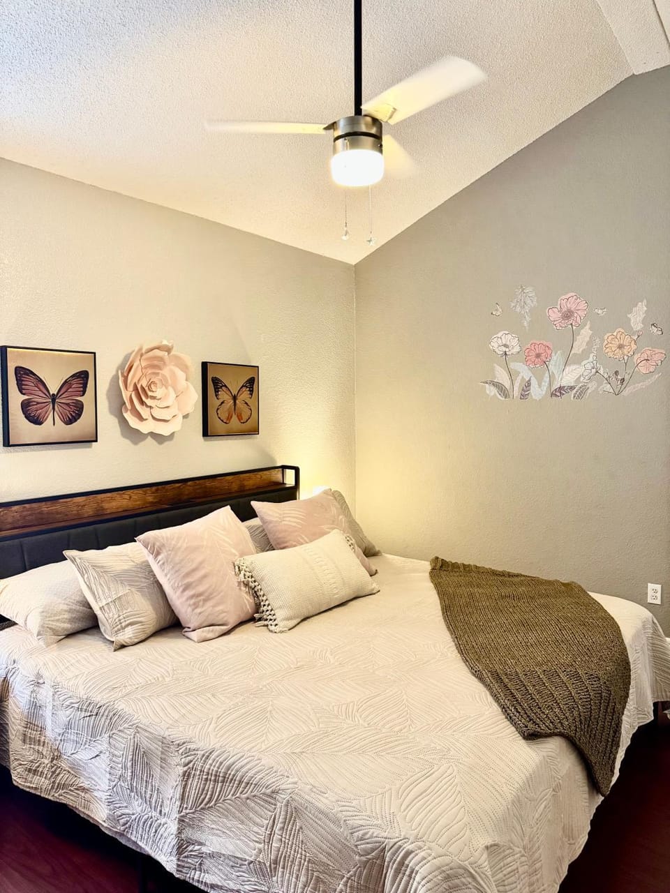 Bed, Photo of the whole room, Bedroom