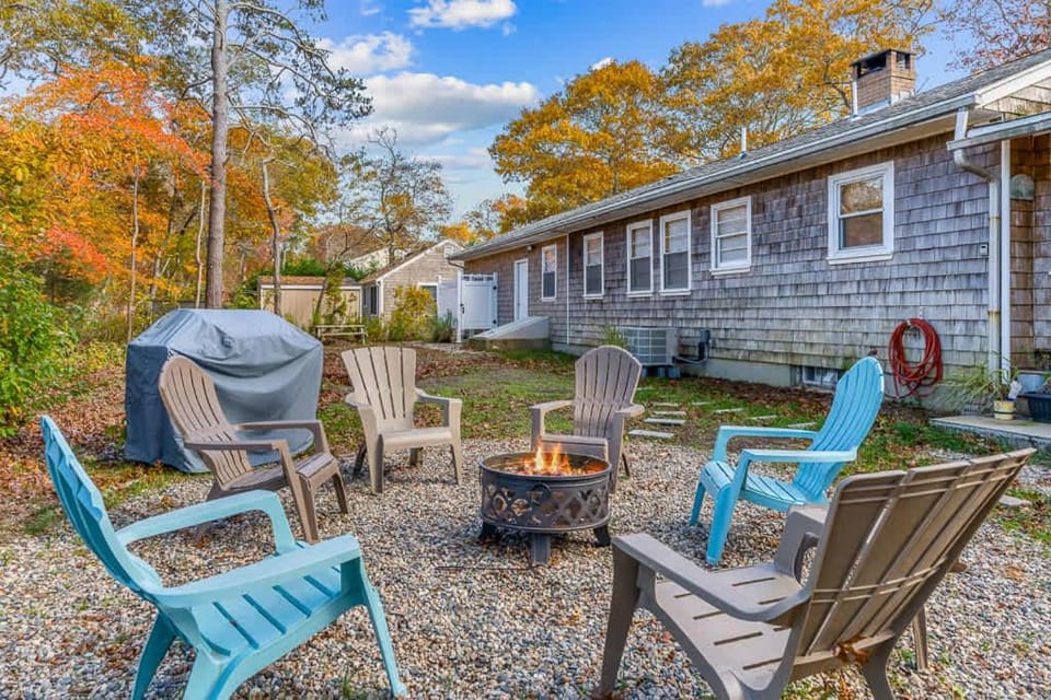 Cappawack Cottage - Firepit & Private Beach Nearby House in Mashpee