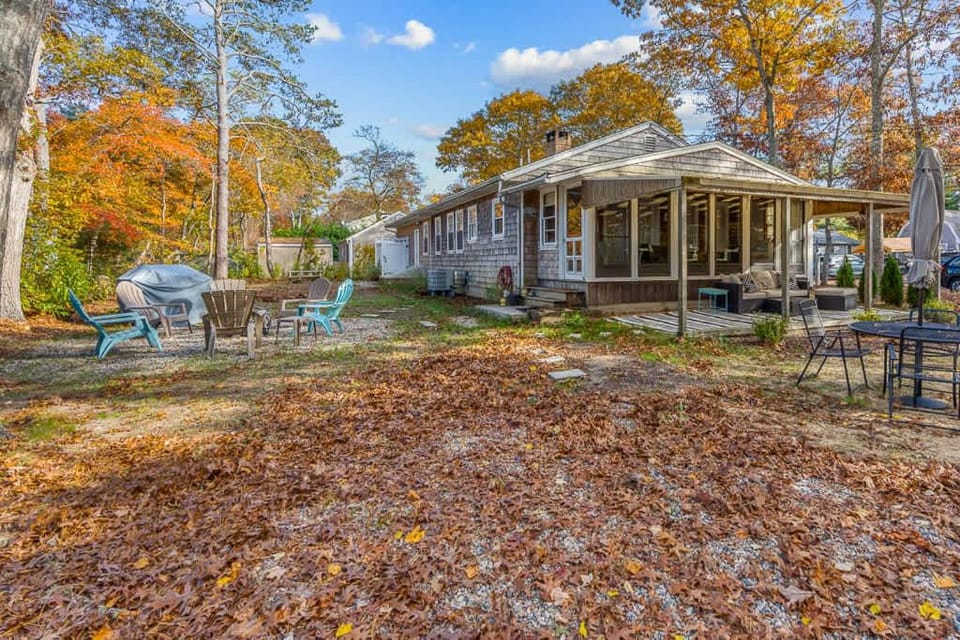 Cappawack Cottage - Firepit & Private Beach Nearby House in Mashpee