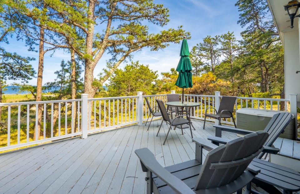 Beachfront and only 30 Steps To Beach House in Saco