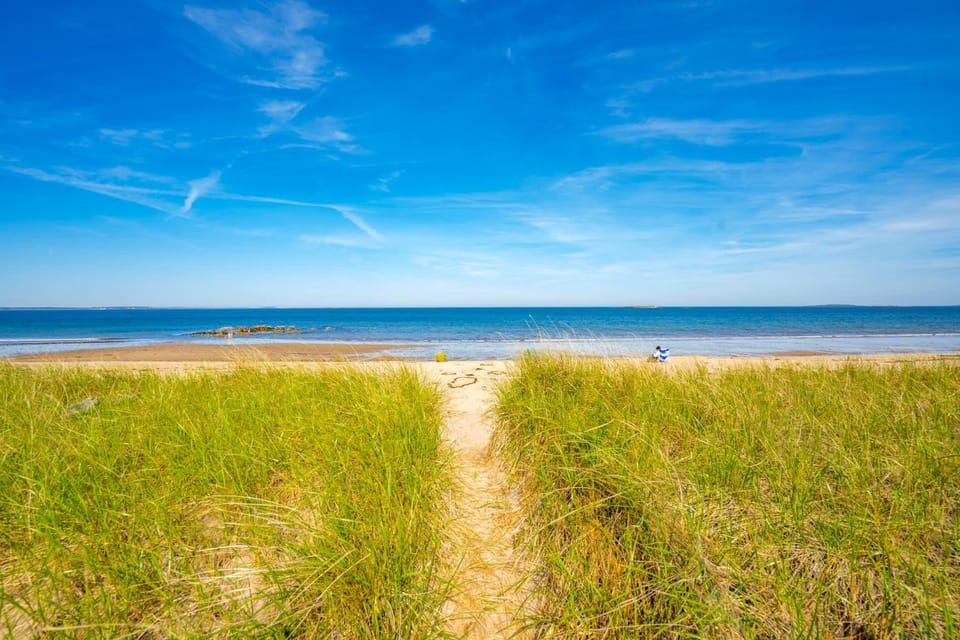 Beachfront and only 30 Steps To Beach House in Saco