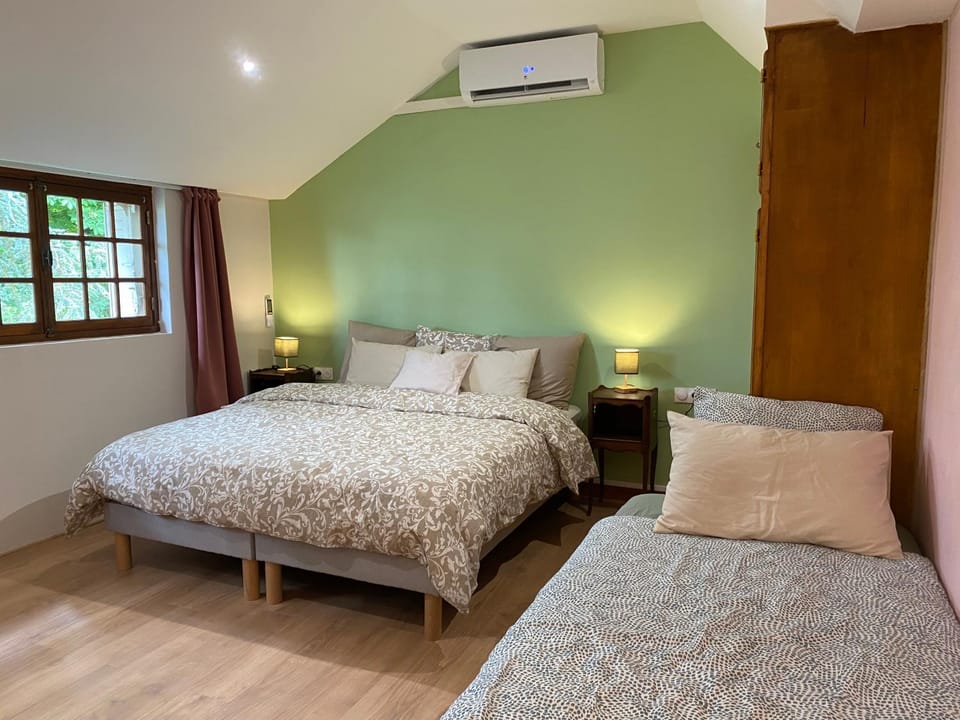 Bed, Bedroom, air conditioner