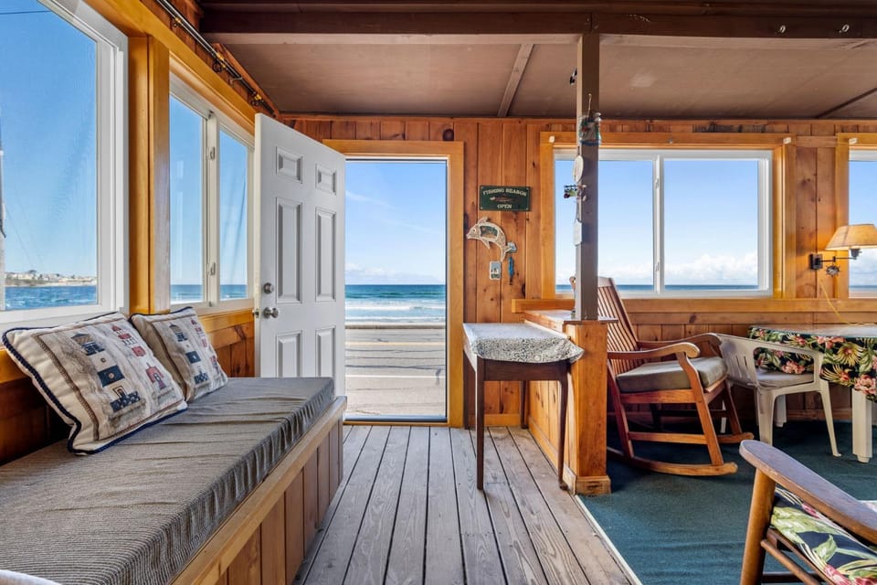 Beachfront Pet Friendly Sleeps 15 and BBQ House in York Beach