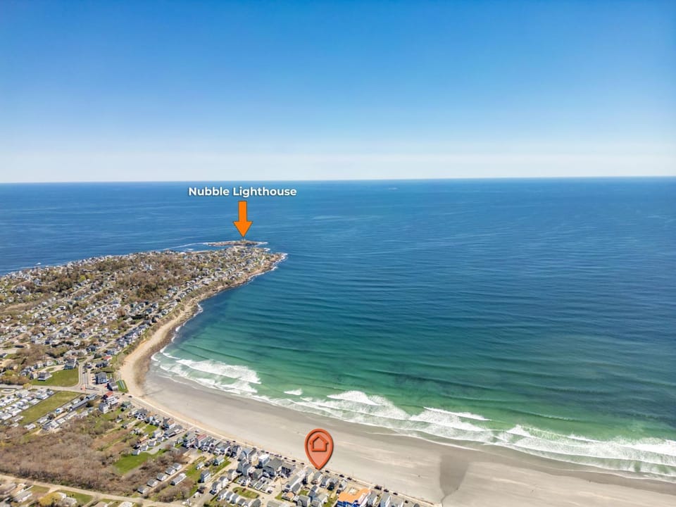Beachfront Pet Friendly Sleeps 15 and BBQ House in York Beach