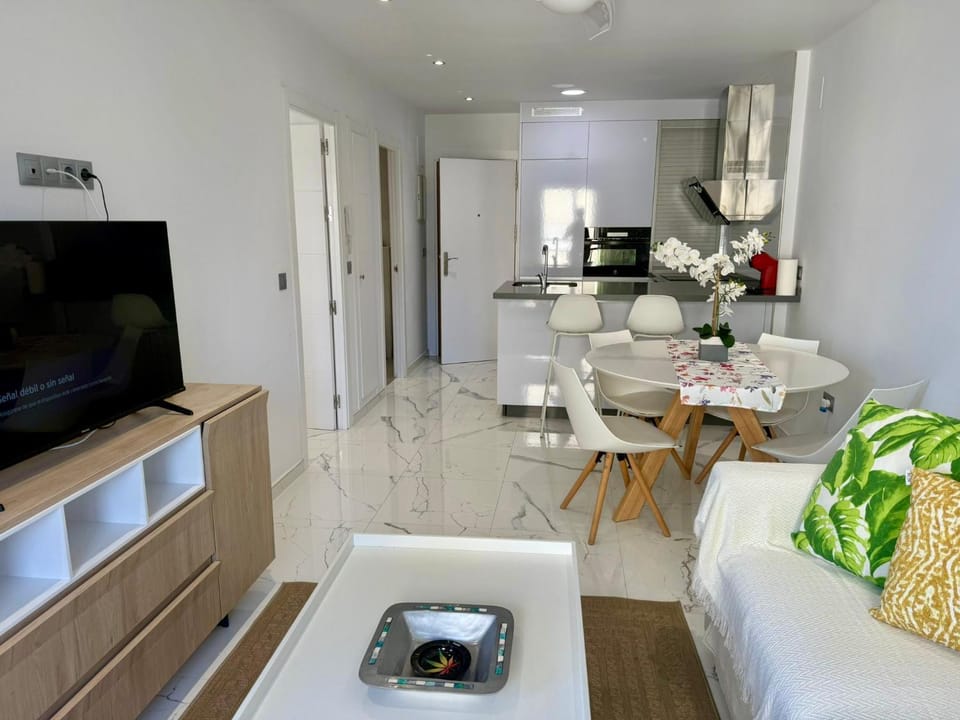 TV and multimedia, Kitchen or kitchenette, Living room, Food and drinks, Seating area, Dining area, Food, oven, stove