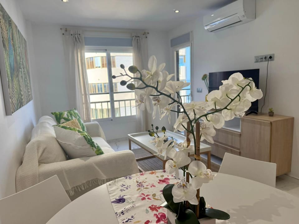 TV and multimedia, Living room, Seating area, Dining area, air conditioner
